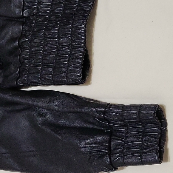 Leather jacket. - Picture 2 of 5